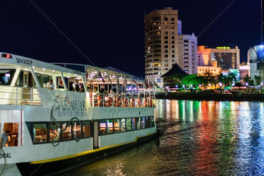 Riverbank Suites Waterfront クチン エクステリア 写真