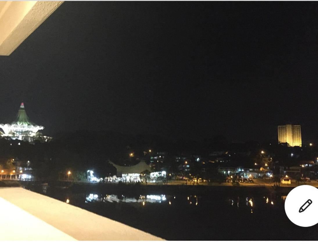 Riverbank Suites Waterfront クチン エクステリア 写真