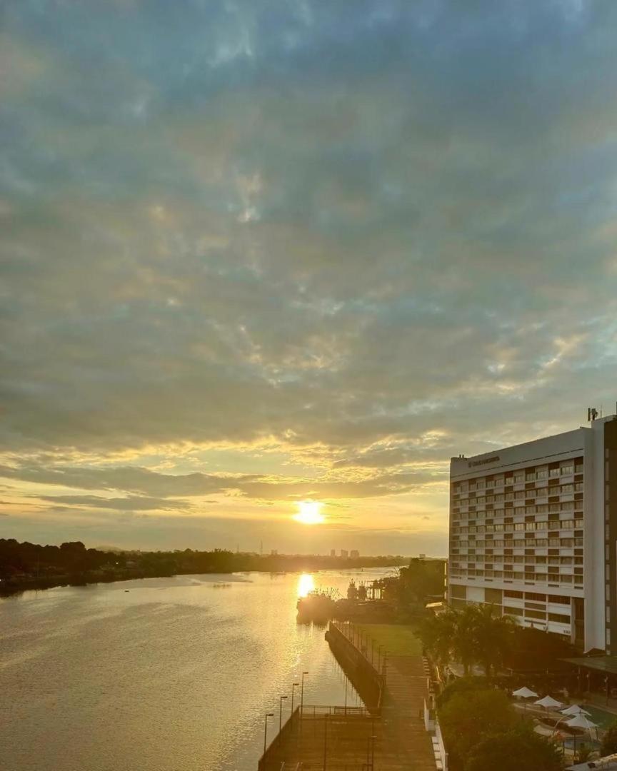 Riverbank Suites Waterfront クチン エクステリア 写真