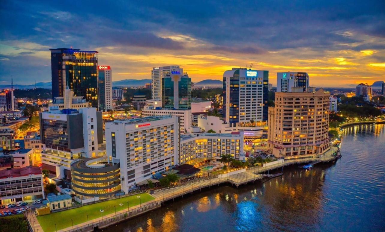 Riverbank Suites Waterfront クチン エクステリア 写真